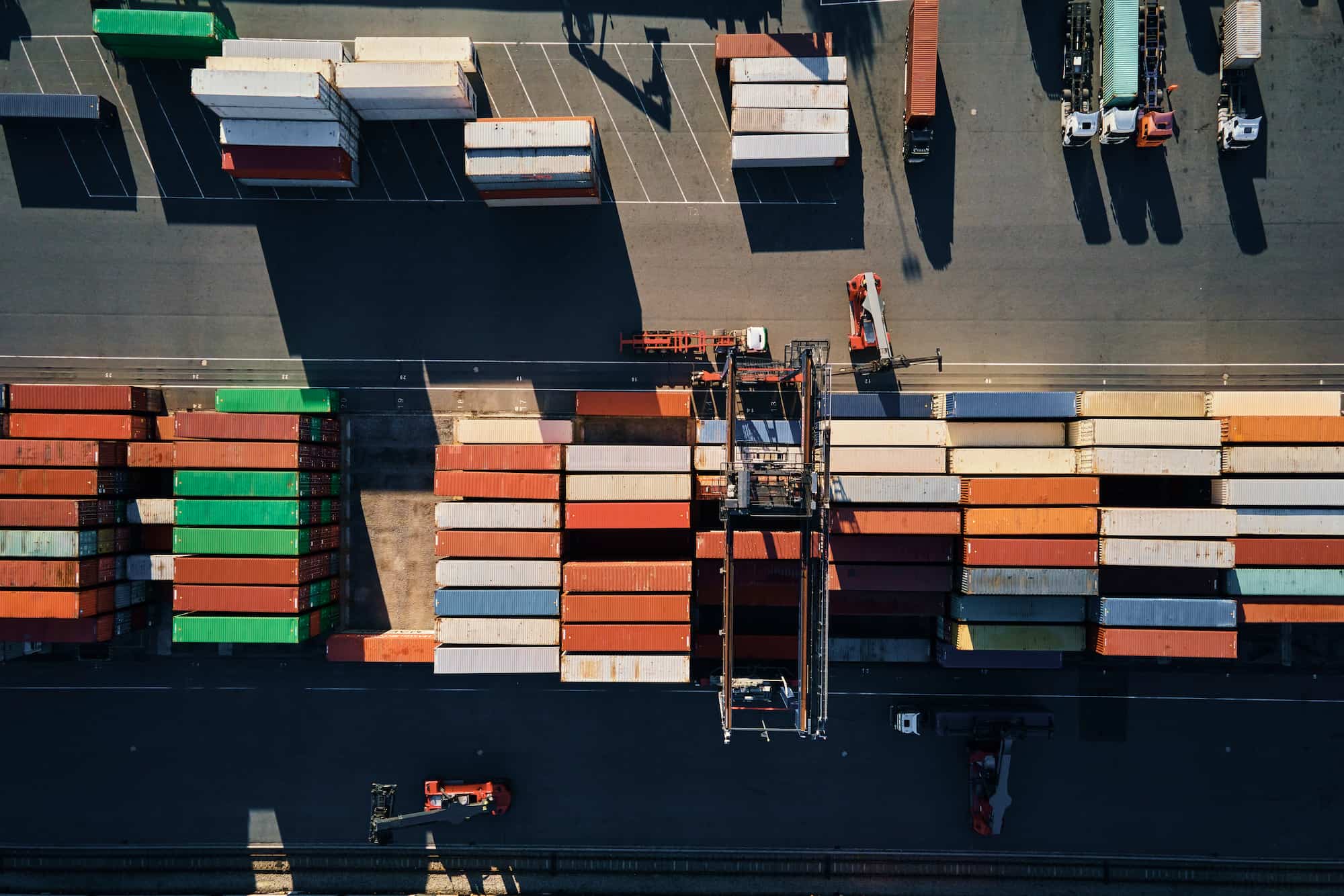 Refrigerated warehouse with temperature-controlled pallet storage